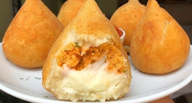 Coxinha Cremosa por Dentro e Crocante por Fora Coxinha Cremosa por Dentro e Crocante por Fora